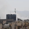 Khói bốc lên từ thủ đô Tehran, Iran sau cuộc oanh kích của Israel ngày 28/2/2026. (Ảnh: THX/TTXVN)