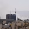 Khói bốc lên từ thủ đô Tehran, Iran sau cuộc oanh kích của Israel ngày 28/2/2026. (Ảnh: THX/TTXVN)