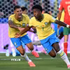 Tiền đạo Vinicius Junior (phải) ăn mừng bàn thắng gỡ hòa 1-1 cho đội nhà trước tuyển Maroc. (Ảnh: AFP/TTXVN)