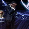 Dembele rơi lệ khi phát biểu tại lễ trao giải Quả bóng Vàng 2025. (Nguồn: AP)