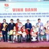 Vinh danh Huấn luyện viên, vận động viên thể thao người khuyết tật đóng góp vào sự phát triển phong trào và vị thế của thể thao Việt Nam. (Ảnh: TTXVN phát)