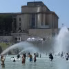 Người dân tránh nóng tại đài phun nước ở Paris, Pháp. (Ảnh: THX/TTXVN)
