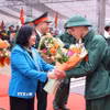 Bí thư Thành ủy Hà Nội Bùi Thị Minh Hoài tặng hoa, động viên và tiễn tân binh Quận Ba Đình lên đường nhập ngũ. (Ảnh: Văn Điệp/TTXVN)