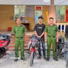 Nhóm "quái xế" có hành vi bốc đầu, lạng lách bị lập biên bản xử lý, đồng thời tịch thu phương tiện. (Ảnh: Đậu Tất Thành/TTXVN)