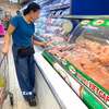 Người dân mua sắm tại siêu thị ở Thành phố Hồ Chí Minh. (Ảnh: Hương Giang/TTXVN)