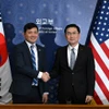 Thứ trưởng Ngoại giao phụ trách vấn đề chiến lược và tình báo Jeong Yeon Doo (phải) và quyền Đại sứ Mỹ tại Hàn Quốc Kevin Kim. (Nguồn: Yonhap)