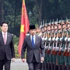 Chủ tịch nước Lương Cường và Quốc vương Brunei Darussalam Haji Hassanal Bolkiah duyệt Đội danh dự Quân đội nhân dân Việt Nam. (Ảnh: Lâm Khánh/TTXVN)
