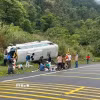 Xe khách chở 25 hành khách, đang lưu thông theo hướng từ Đà Lạt đi Nha Trang thì bất ngờ bị lật nghiêng bên lề đường. (Ảnh: TTXVN phát)