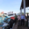 Phó Chủ tịch Ủy ban Nhân dân Thành phố Hồ Chí Minh Hoàng Nguyên Dinh kiểm tra, khảo sát về công tác chống khai thác IUU tại cảng Hưng Thái, xã Long Hải. (Ảnh: Hoàng Nhị/TTXVN)