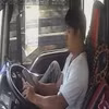 Hình ảnh tài xế Đ. lướt điện thoại xem Tiktok khi đang lái xe trên cao tốc.