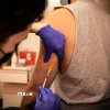 Tiêm vaccine phòng bệnh đậu mùa khỉ cho người dân. (Ảnh: THX/TTXVN)