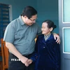 Thủ tướng Phạm Minh Chính thăm gia đình bà Trần Thị Tám, thuộc diện xóa nhà tạm, nhà dột nát trên địa bàn xã Bình Thành, huyện Tây Sơn. (Ảnh: Dương Giang/TTXVN)