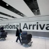 Hành khách tại sân bay Heathrow ở thủ đô London, Anh. (Ảnh: THX/TTXVN)