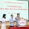 Cán bộ, nhân viên văn phòng Trung ương ủng hộ đồng bào khắc phục hậu quả cơn bão số 10. (Ảnh: Thống Nhất/TTXVN)
