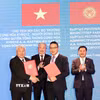 Lễ trao Biên bản được ký kết giữa Bộ Công Thương Việt Nam, Bộ Năng lượng Kyrgyzstan với các doanh nghiệp Việt Nam. (Ảnh: Trần Việt/TTXVN)