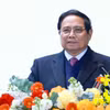 Thủ tướng Phạm Minh Chính chúc mừng đội ngũ cán bộ, bác sỹ, y sỹ nhân viên y tế Học viện Quân y. (Ảnh: Dương Giang/TTXVN)
