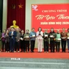 Phó Chủ tịch Quốc hội Nguyễn Thị Thanh trao quà Tết tại xã Yên Từ. (Ảnh: Đức Phương/TTXVN)