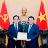 Giám đốc Học viện Chính trị quốc gia Hồ Chí Minh Nguyễn Xuân Thắng trao kỷ niệm chương cho ông Choi Joo Ho. (Nguồn: Học viện Chính trị quốc gia Hồ Chí Minh)