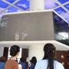 Nhà đầu tư theo dõi diễn biến thị trường cổ phiếu tại sàn HOSE. (Ảnh: Hứa Chung/TTXVN)
