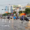 Trận mưa to trong thời gian ngắn gây ngập trên đường Nguyễn Văn Cừ. (Ảnh: Thanh Liêm/TTXVN)