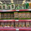 Các sản phẩm bún khô được bày bán trong siêu thị Loon Fung ở London. (Ảnh Hữu Tiến/TTXVN)