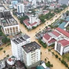 Khu vực trung tâm thành phố Huế vẫn bị ngập sâu. (Ảnh: Văn Dũng/TTXVN)
