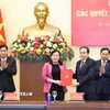 Chủ tịch Quốc hội Trần Thanh Mẫn trao Quyết định Bí thư Đảng ủy, Chủ nhiệm Ủy ban Khoa học, Công nghệ và Môi trường của Quốc hội cho bà Nguyễn Thanh Hải. (Ảnh: Doãn Tấn/TTXVN)
