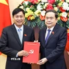 Chủ tịch Quốc hội Trần Thanh Mẫn trao Quyết định Bí thư Đảng ủy, Chủ nhiệm Ủy ban Công tác đại biểu, Trưởng Ban Tổ chức Đảng ủy Quốc hội cho ông Nguyễn Hữu Đông. (Ảnh: Doãn Tấn/TTXVN)