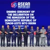 Thủ tướng Timor Leste, Kay Rala Xanana Gusmao (thứ 5, từ trái) sau Lễ ký Tuyên bố về việc kết nạp Timor Leste vào ASEAN trong lễ khai mạc Hội nghị cấp cao ASEAN-47. (Ảnh: Bernama/TTXVN phát)