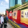 Các đại biểu tham quan triển lãm. (Ảnh: Thu Hương/TTXVN)