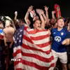Cổ động viên Mỹ ăn mừng chiến thắng tại khu Fan Zone ở Washington. (Ảnh: Ngọc Quang/TTXVN)