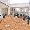 Lực lượng cán bộ chiến sỹ công an tỉnh Lai Châu tham gia chiến dịch cao điểm 100 ngày đêm hỗ trợ xây dựng các Trường PTNT Tiểu học và THCS tại xã Pa Tần. (Ảnh: Quý Trung/TTXVN)