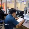 Người dân đến làm thủ tục pháp lý tại Trung tâm Phục vụ hành chính công xã Minh Đài (Phú Thọ). (Ảnh: Tạ Toàn/TTXVN)
