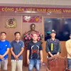 Các đối tượng trong đường dây đánh bạc qua mạng bị bắt giữ. (Ảnh: TTXVN phát)