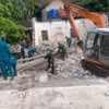 Nhiều phương tiện vận tải, máy móc được các đơn vị quân đội của tỉnh Thanh Hóa điều động phục vụ thi công. (Ảnh: TTXVN phát)