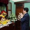 Chủ tịch nước Lương Cường dâng hương tưởng niệm Chủ tịch Hồ Chí Minh tại Nhà 67. (Ảnh: Lâm Khánh/TTXVN)