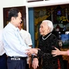 Chủ tịch Quốc hội Trần Thanh Mẫn thăm, tặng quà Mẹ Việt Nam Anh hùng Đào Thị Vui. (Ảnh: Doãn Tấn/TTXVN)