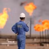 Công nhân làm việc tại nhà máy lọc dầu của Iran trên đảo Khark. (Ảnh: IRNA/TTXVN)