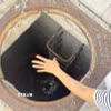 Một hố ga trên vỉa hè tuyến đường An Dương Vương (phường Bình Kiến, tỉnh Đắk Lắk) bị mất nắp nằm lộ thiên. (Ảnh: Tường Quân/TTXVN)