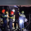 Lực lượng phòng cháy chữa cháy dập tắt đám cháy tại cửa hàng phụ tùng xe máy điện. (Nguồn: Báo Bắc Giang)