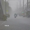 Người dân cần chú ý khi đi ra ngoài trong lúc mưa dông. (Ảnh: Duy Khương/TTXVN)