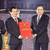 Chủ tịch Quốc hội Trần Thanh Mẫn trao Nghị quyết thành lập thành phố Huế trực thuộc Trung ương. (Ảnh: Doãn Tấn/TTXVN)