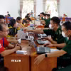 Cán bộ Bộ đội Biên phòng tỉnh Tây Ninh lấy lời khai, làm thủ tục nhập cảnh cho các công dân được lực lượng Campuchia trao trả. (Ảnh: TTXVN phát)
