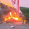 Cận cảnh đám cháy ở Hưng Yên vẫn đang bùng phát mạnh