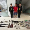 Nguyễn Huỳnh Vũ cùng tang vật là các loại vũ khí quân dụng. (Nguồn: Công an Thành phố Hồ Chí Minh)