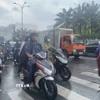 Các phương tiện lưu thông trên đường Hoàng Văn Thụ (phường Đức Nhuận) dưới cơn mưa trái mùa sáng 26/2/2026. (Ảnh: Hồng Đạt/TTXVN)