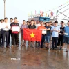 Phó Chủ tịch Ủy ban Nhân dân tỉnh Quảng Trị Lê Văn Bảo tặng quà, cờ Tổ quốc động viên các ngư dân trong tỉnh sau những chuyến biển vươn khơi, đánh bắt đầu năm mới Bính Ngọ 2026. (Ảnh: Tá Chuyên/TTXVN)