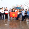 Phó Chủ tịch UBND tỉnh Quảng Trị Lê Văn Bảo (hàng trên, thứ 4 từ phải sang) tặng quà và nhắc nhở ngư dân thực hiện nghiêm các quy định chống khai thác IUU. (Ảnh: Tá Chuyên/TTXVN)