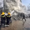 Lực lượng cứu hộ làm nhiệm vụ tại hiện trường vụ tai nạn máy bay của Hãng hàng không Air India tại thành phố Ahmedabad, Ấn Độ ngày 12/6/2025. (Ảnh: Reuters/TTXVN)