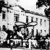 Ngày 19/8/1945, sau cuộc mít tinh tại Quảng trường Nhà hát Lớn, quần chúng nhân dân Thủ đô đã đánh chiếm Bắc Bộ phủ, cơ quan đầu não của chính quyền tay sai Pháp ở Bắc Bộ. (Ảnh: Tư liệu TTXVN)